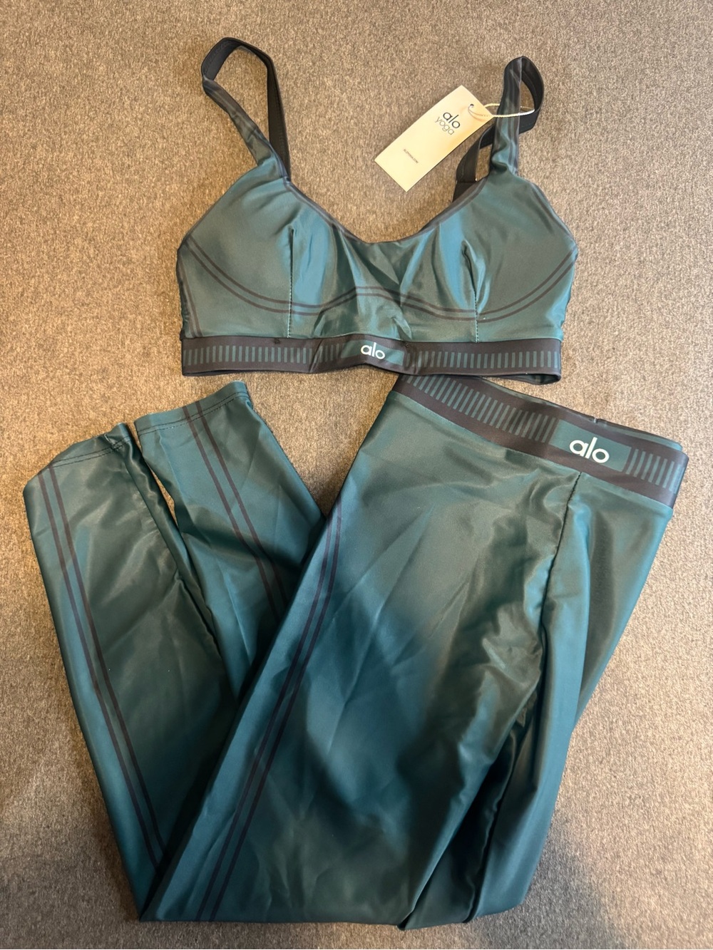 ALO Yoga Green & Black Two-Piece Sports Bra and Leggings Set